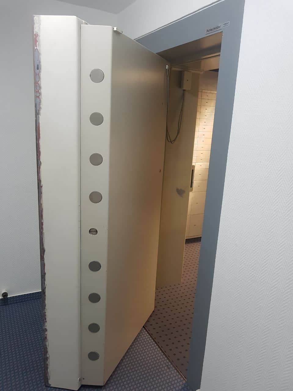 Wartung einer Tresorraumtür in Grossraum Köln